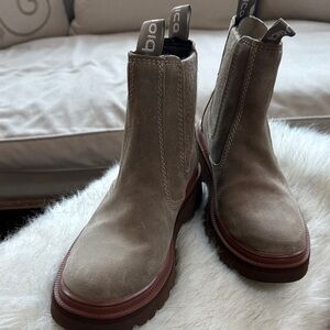 Biónica Beige Suede Ankle Boots